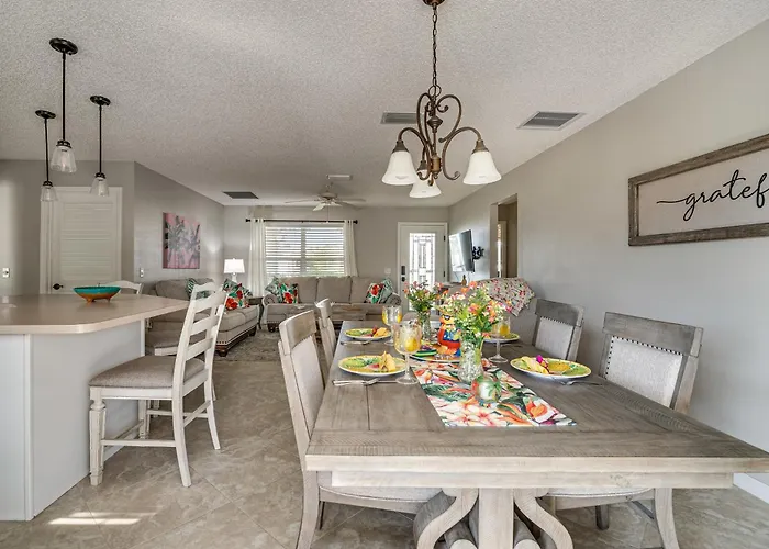 Golf, Dine & Relax Poolside! The Villages Retreat