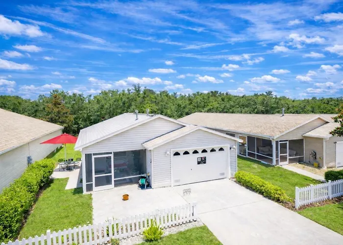 Cozy Home, Right Next Door To Lake Sumter Square!