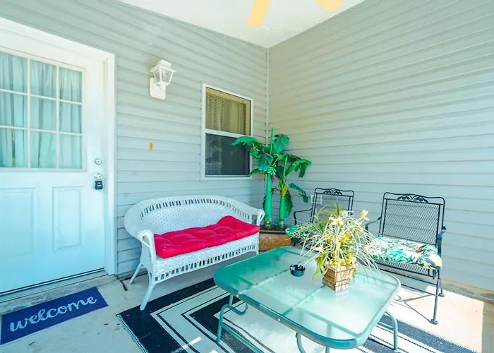 Cozy Home, Right Next Door To Lake Sumter Square!